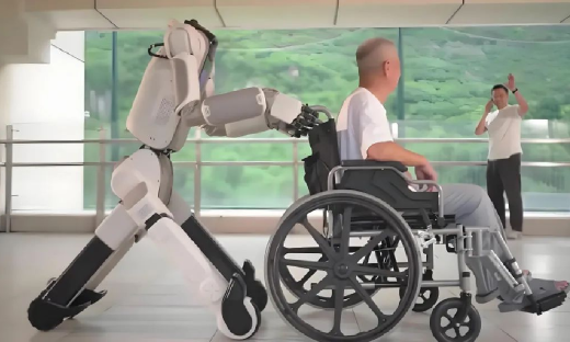 成人陪伴、体育竞技、养老陪护，人形机器人在工厂外的归途