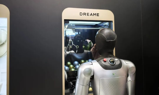 AWE具身智能双轨并行：人形机器人成“打卡点”，非人形“卷”场景验证