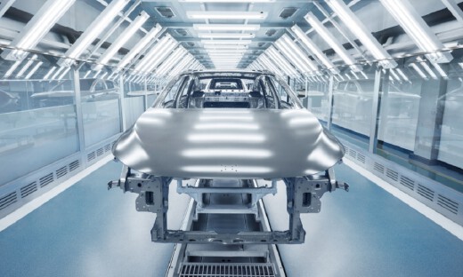 小鹏IRON机器人在广州工厂投入实训