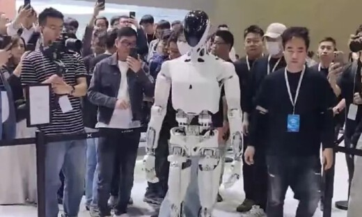 小鹏机器人IRON现身上海车展