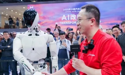 周鸿祎与小鹏机器人握手互动：期待更多这样的机器人来当牛马