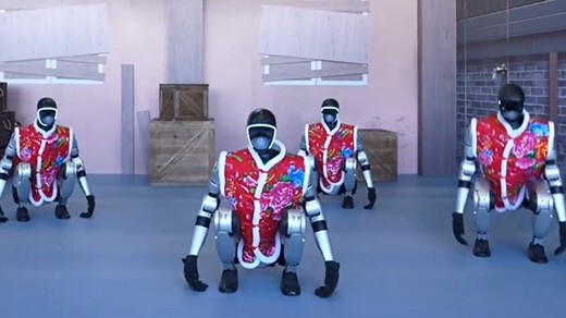 宇树机器人五一兼职靶场累瘫，蹲下休息跷二郎腿充电走红