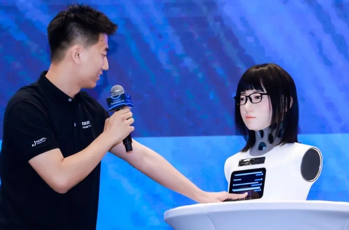 松延动力发布新一代仿生机器人小诺