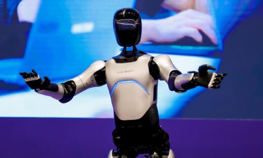 智元远征A2成全球首个同时拥有中美欧认证的人形机器人