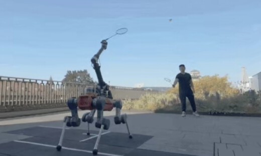 机器狗能当羽毛球搭子了！仅靠强化学习从0自学，还涌现出类人回位行为