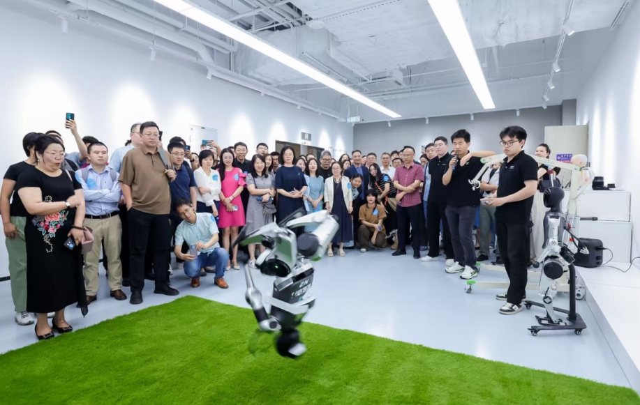 北京前沿国际人工智能研究院走入松延动力，共探人形机器人未来