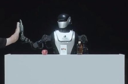 中国移动联合乐聚发布业界首款5G-A人形机器人