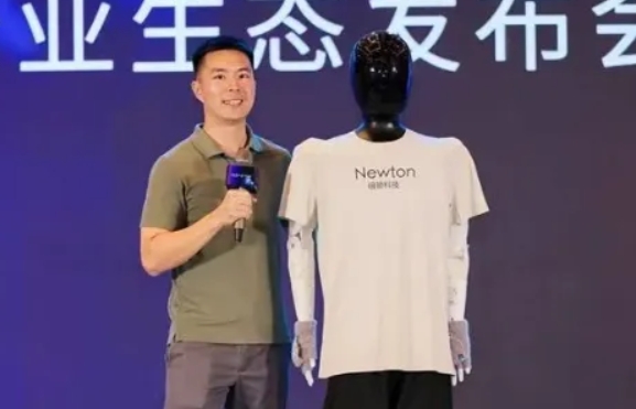 福州首款人形机器人发布