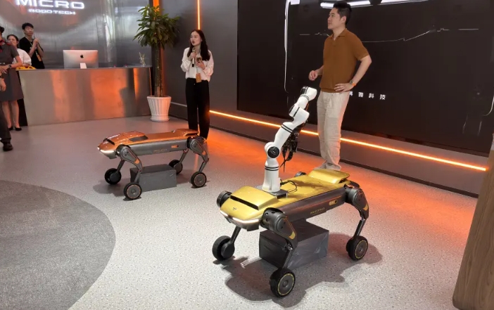 具微科技公开首款轮式四足机器人实体
