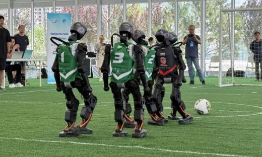 国家速滑馆人形机器人实训基地启用，备战世界赛事