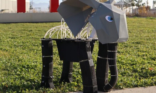 刚登Science子刊封面！中国学者用单一材料造出会抓花踢球的机器人，软硬自如！