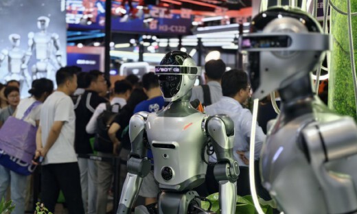 灵宝CASBOT亮相WAIC 2025,双新品发布诠释“人机共生”愿景