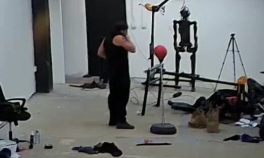 突然发疯！人形格斗冠军机器人凌空回旋踢，架子都干翻，现场研究员：0.0？