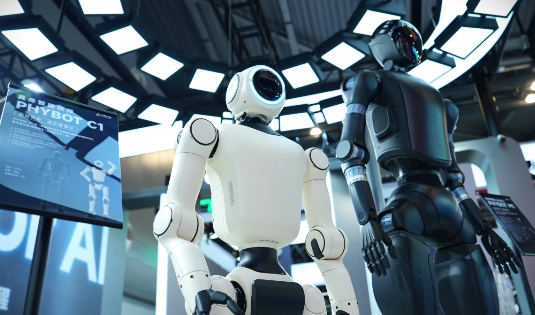 Robot for AI，动易科技携两款人形机器人及摆线关节模组系列产品亮相WAIC 2025