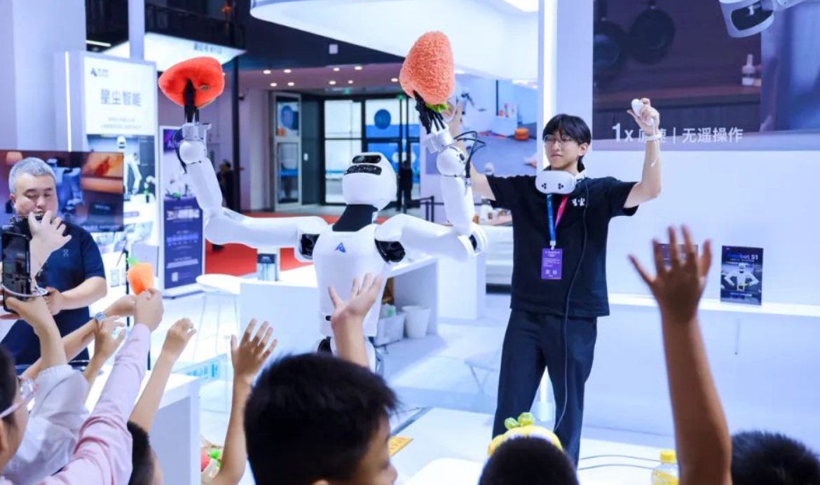 星尘智能闪耀2025 WRC：S1机器人超级进化，开启全民机器人时代