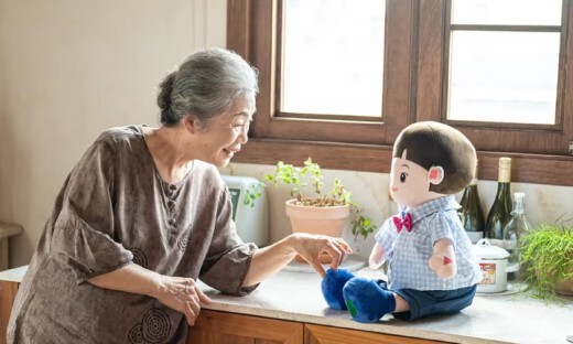 好抽象，韩国给独居老人发AI玩偶，24h陪伴+健康监测