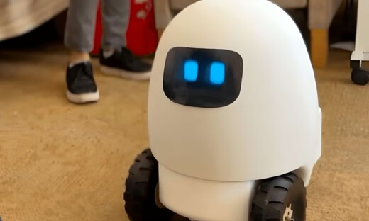 18岁女孩做养老机器人，上线2天卖爆了