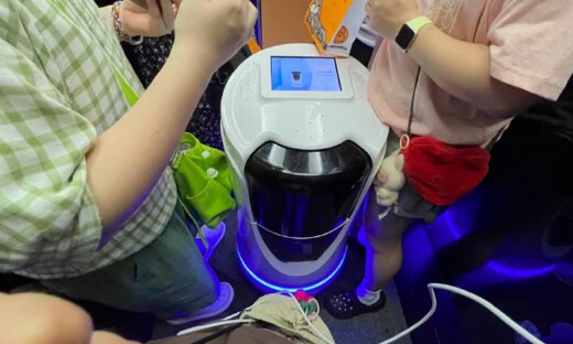 酒店送餐机器人非要站电梯中间，我感觉自己被霸凌了