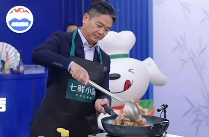 刘强东的AI炒菜机器人上桌了!直播cue了贾国龙和罗永浩,系围裙炒菜大秀厨艺