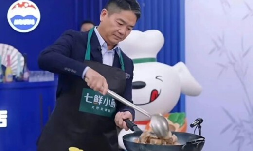 刘强东的AI炒菜机器人上桌了！直播cue了贾国龙和罗永浩，系围裙炒菜大秀厨艺