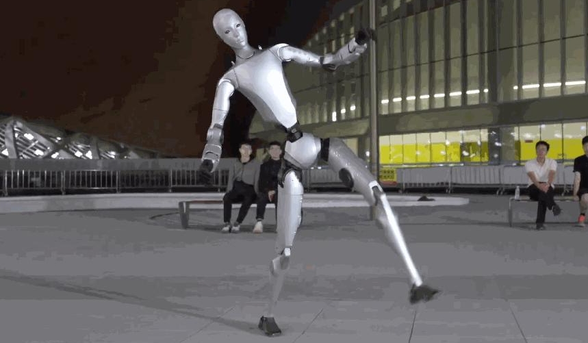 身高180cm ，体重70kg ，机器人界彭于晏上线