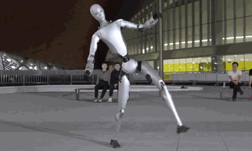 身高180cm ，体重70kg ，机器人界彭于晏上线