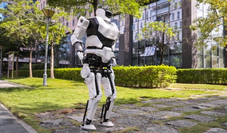 国内首款鸿蒙人形机器人光谷亮相