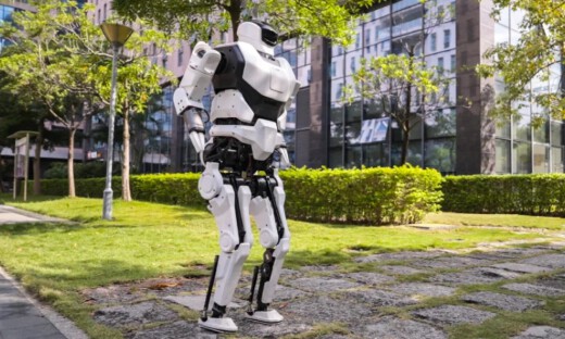 国内首款鸿蒙人形机器人光谷亮相