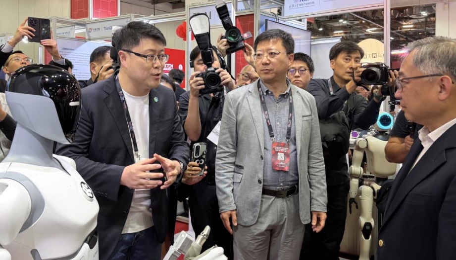 新加坡副总理颜金勇和智平方互动