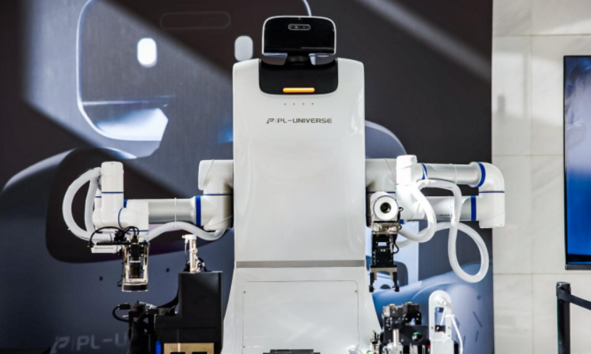 工业具身智能矩阵成型！普罗宇宙发布大白机器人2.0 及灵巧手，京东全球线上合作赋能出海