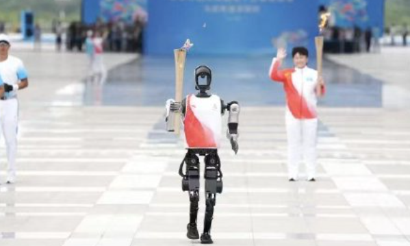 全球首个5G-A人形机器人火炬手“夸父”亮相