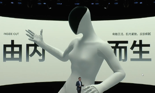 何小鹏：汽车现在全球是10万亿美金市场，但机器人会是20万亿美金的市场