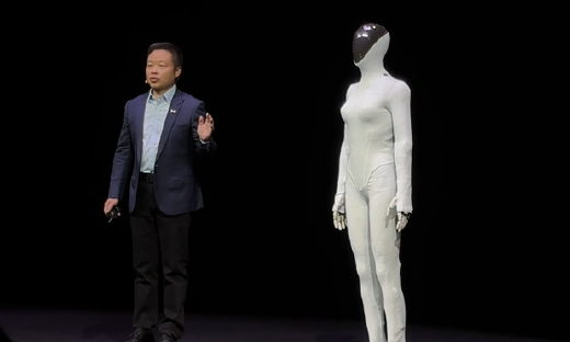 小鹏汽车的AI野心：明年量产无人出租、机器人和飞行汽车