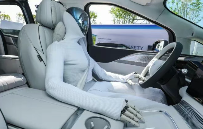 何小鹏怒剪机器人，特斯拉从此有了新对手