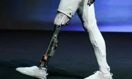 小鹏IRON“真人”步态，仍指向具身智能这一核心争议问题