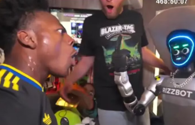 因殴打人形机器人，“甲亢哥”被起诉