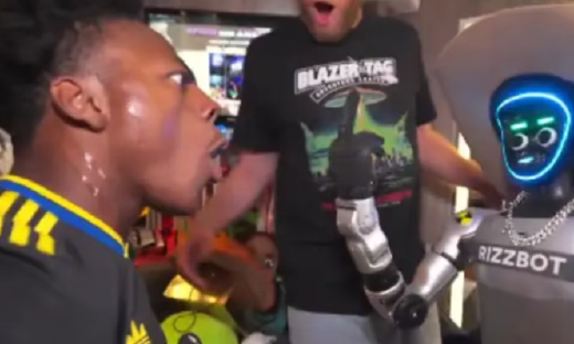 因殴打人形机器人，“甲亢哥”被起诉