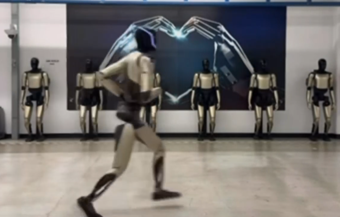 特斯拉发布人形机器人“擎天柱”跑步视频