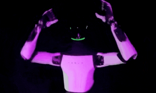 特斯拉机器人又被抓包：疑似遥控「摘头显」摔倒，名场面诞生