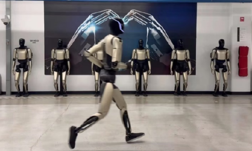 跑起来的特斯拉和Figure，0.2m/s之差，背后在“刚”什么？