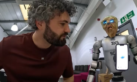 人形机器人向人类开枪了