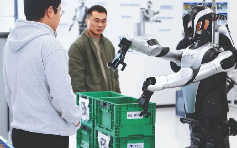 具身智能，从“进场”到“进厂”的一年