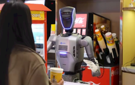 越疆人形机器人在影院全自主上岗