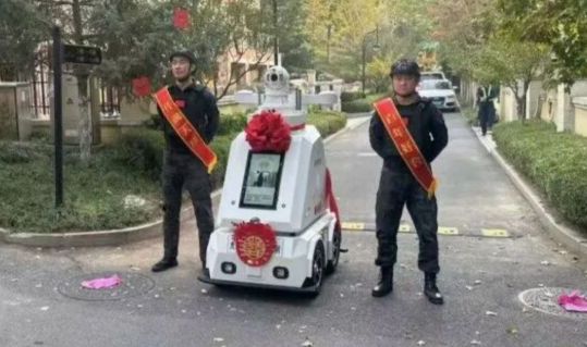 中产扎堆的高端小区，物业员工都改成机器人了