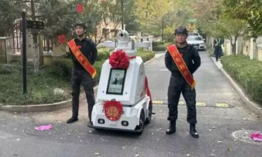 中产扎堆的高端小区，物业员工都改成机器人了