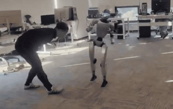 马斯克笑哭，人形机器人踹人事件炸穿遥操技术底线