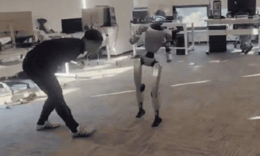 马斯克笑哭，人形机器人踹人事件炸穿遥操技术底线