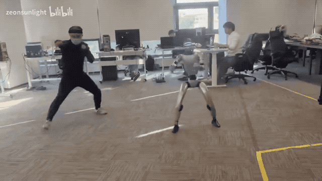 马斯克人形机器人踹人事件引发技术争议