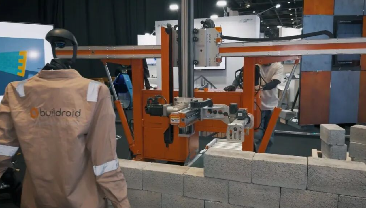 美国开始用机器人造房子了？