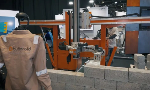 美国开始用机器人造房子了？